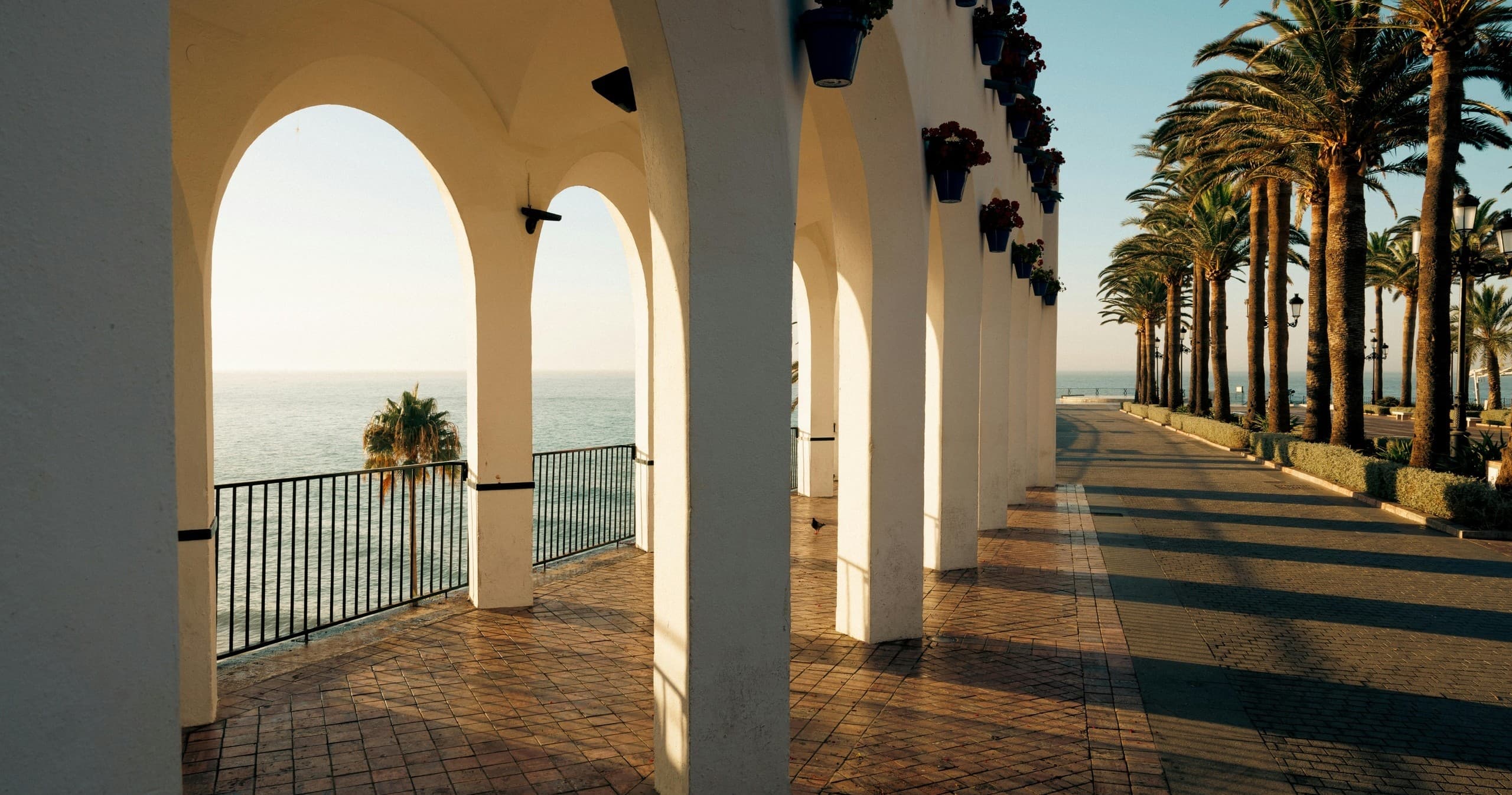 Nerja y Frigiliana desde Granada con transfer privado