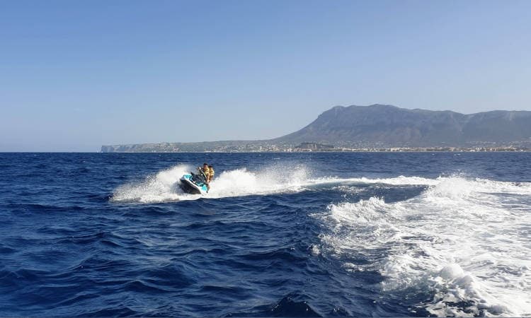 EXCURSIÓN CALA BLANCA + MOTO DE AGUA + BAÑO + COMIDA (JÁVEA)
