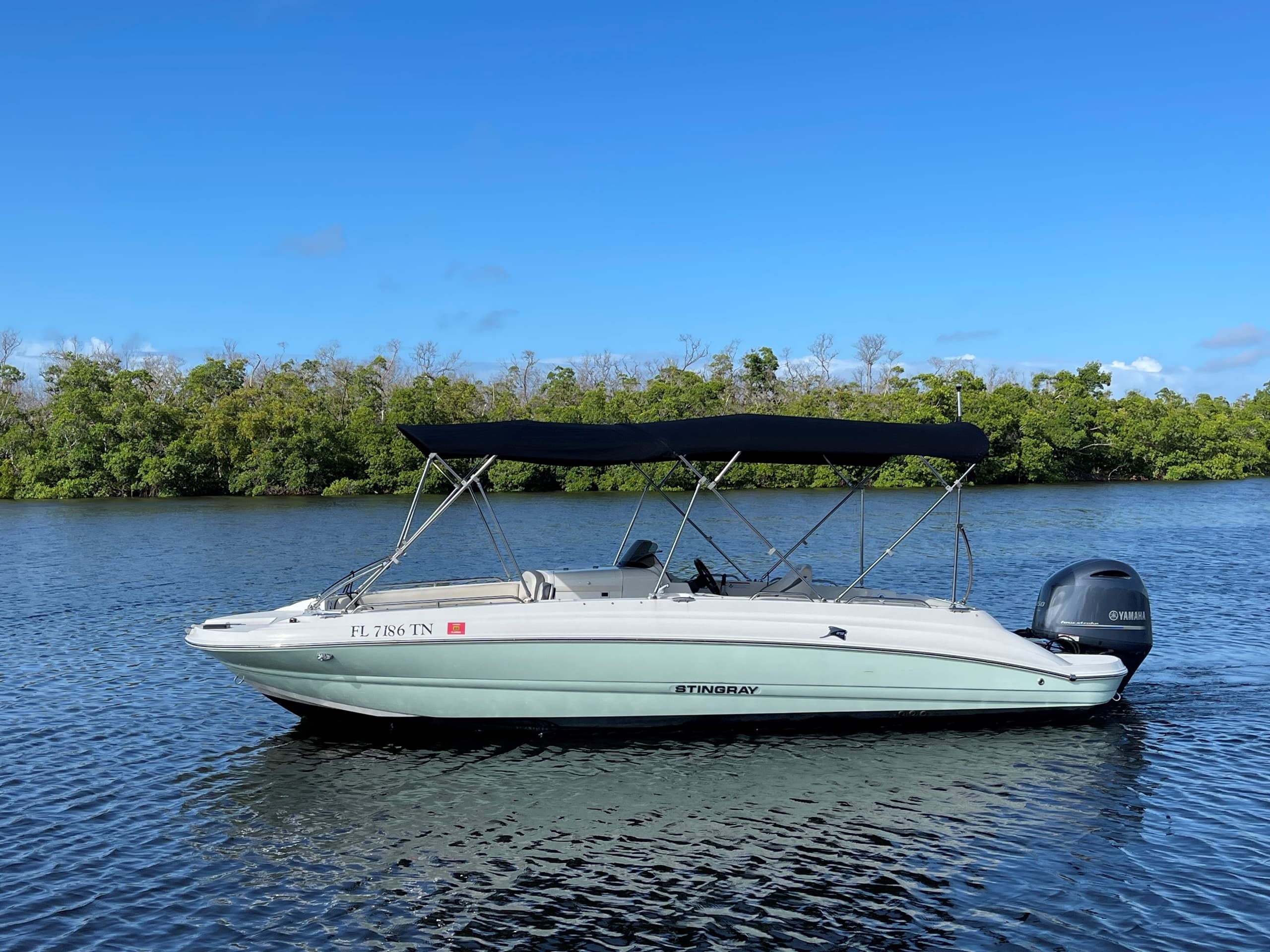 22′ Stingray Deck Boat