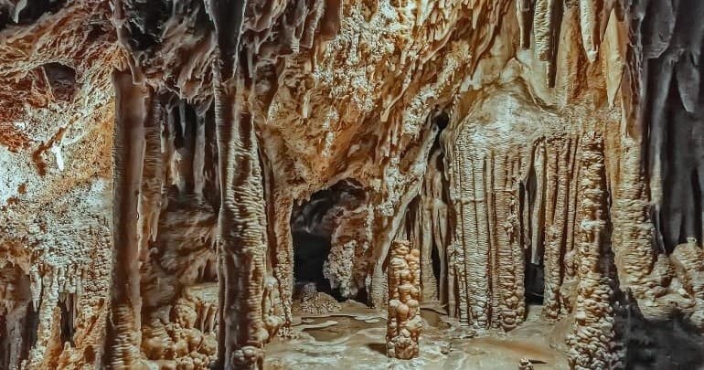 Entrada a las Cuevas de Génova