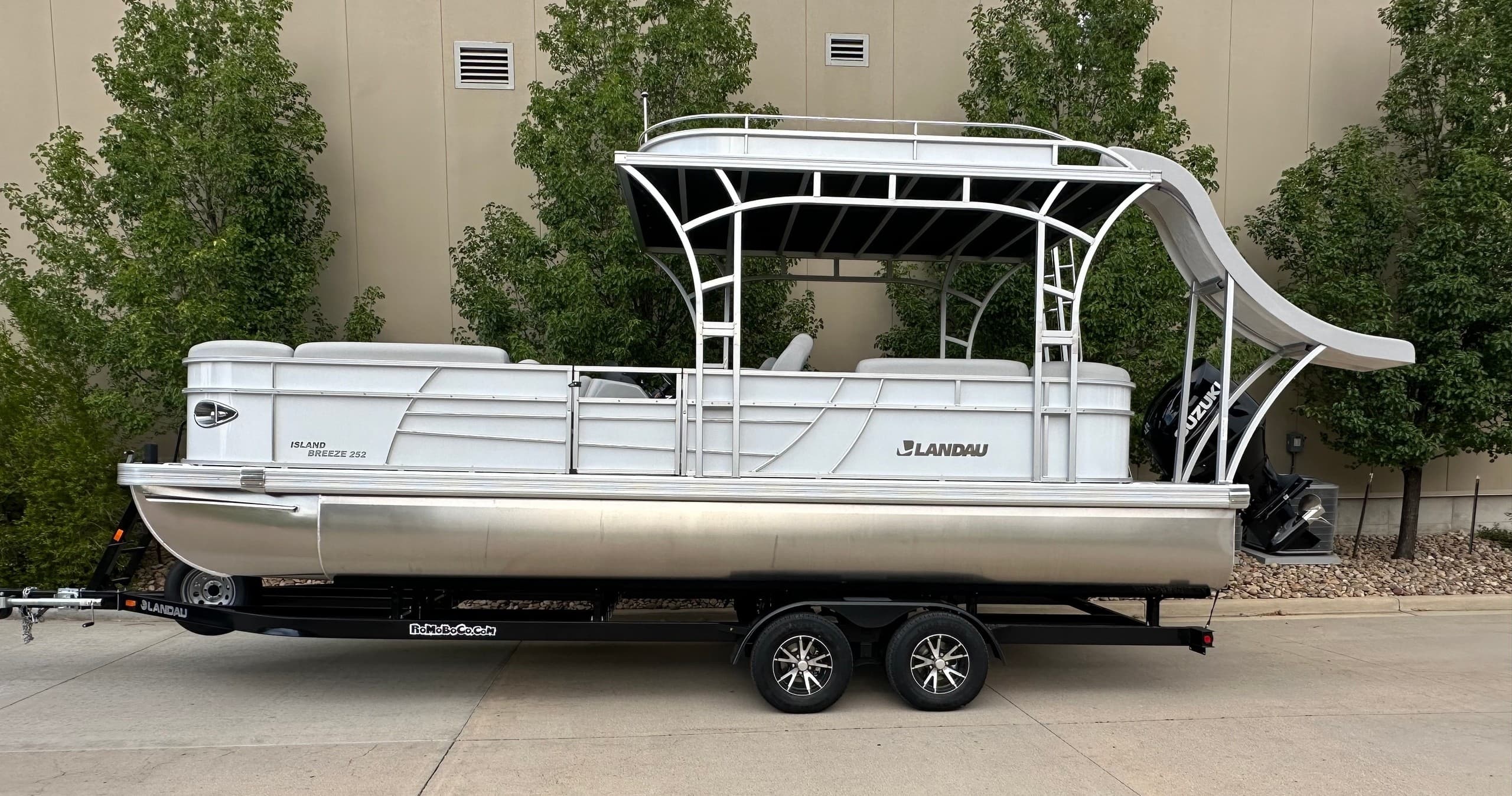 Tritoon Upper Deck w/ Water Slide • Landau Island Breeze 252