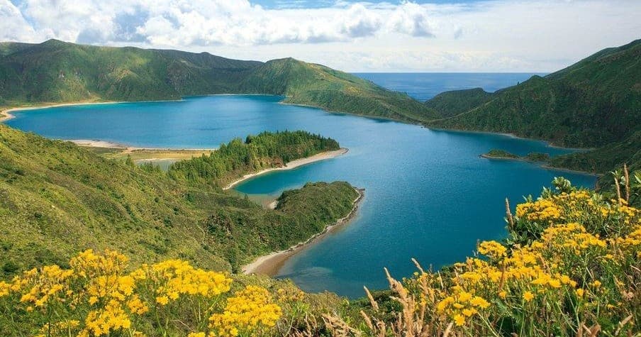 Van tour - Lagoa do Fogo (half day)