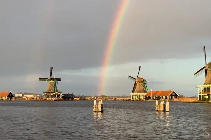 Cycle through Old Holland's countryside with windmills