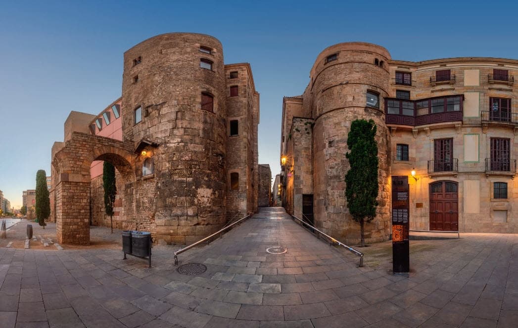 BARCELONA OLD TOWN WALKING TOUR + TAPAS