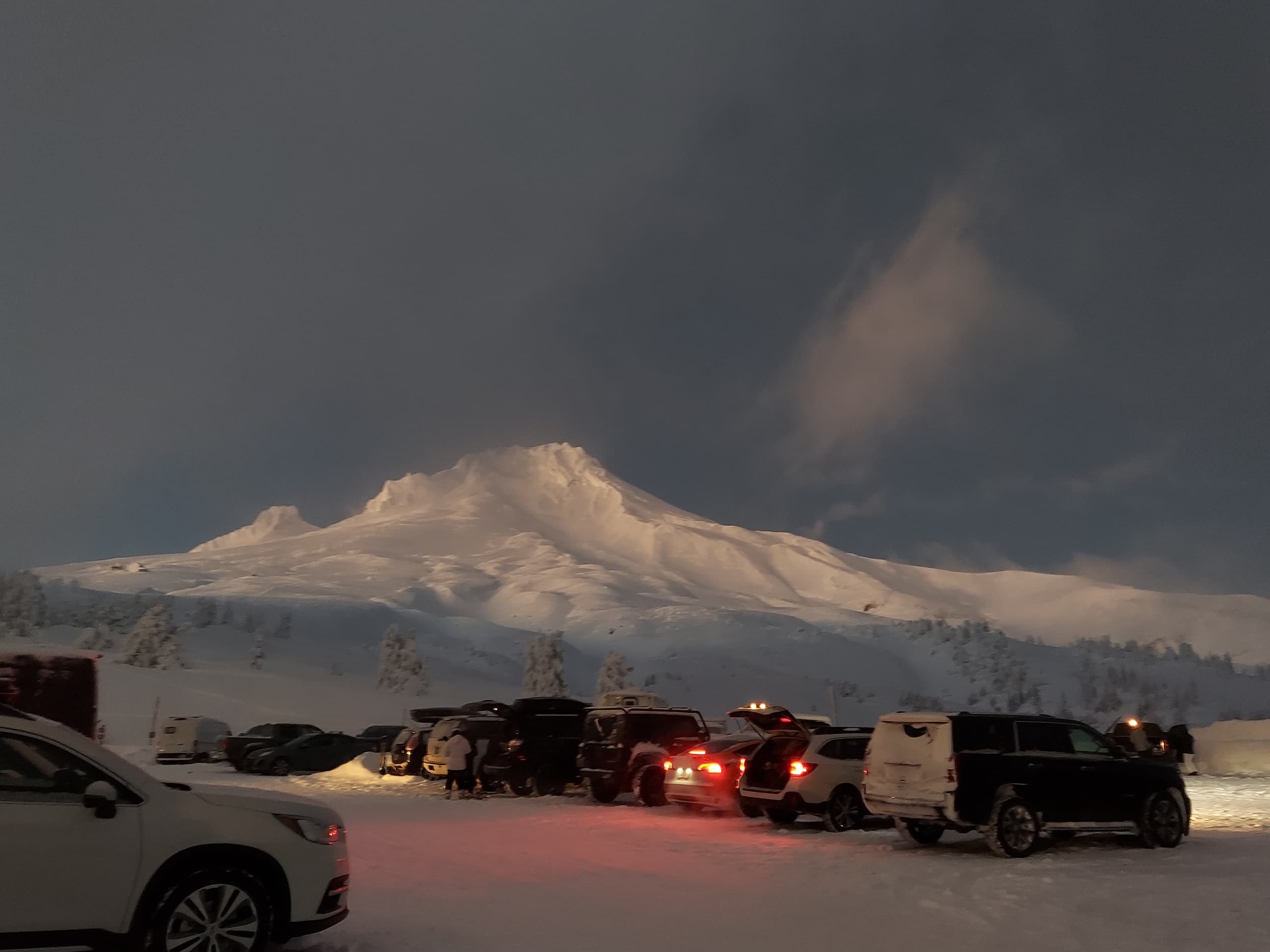 The Hood-Columbia Loop: Timberline, Orchards, and Waterfalls
