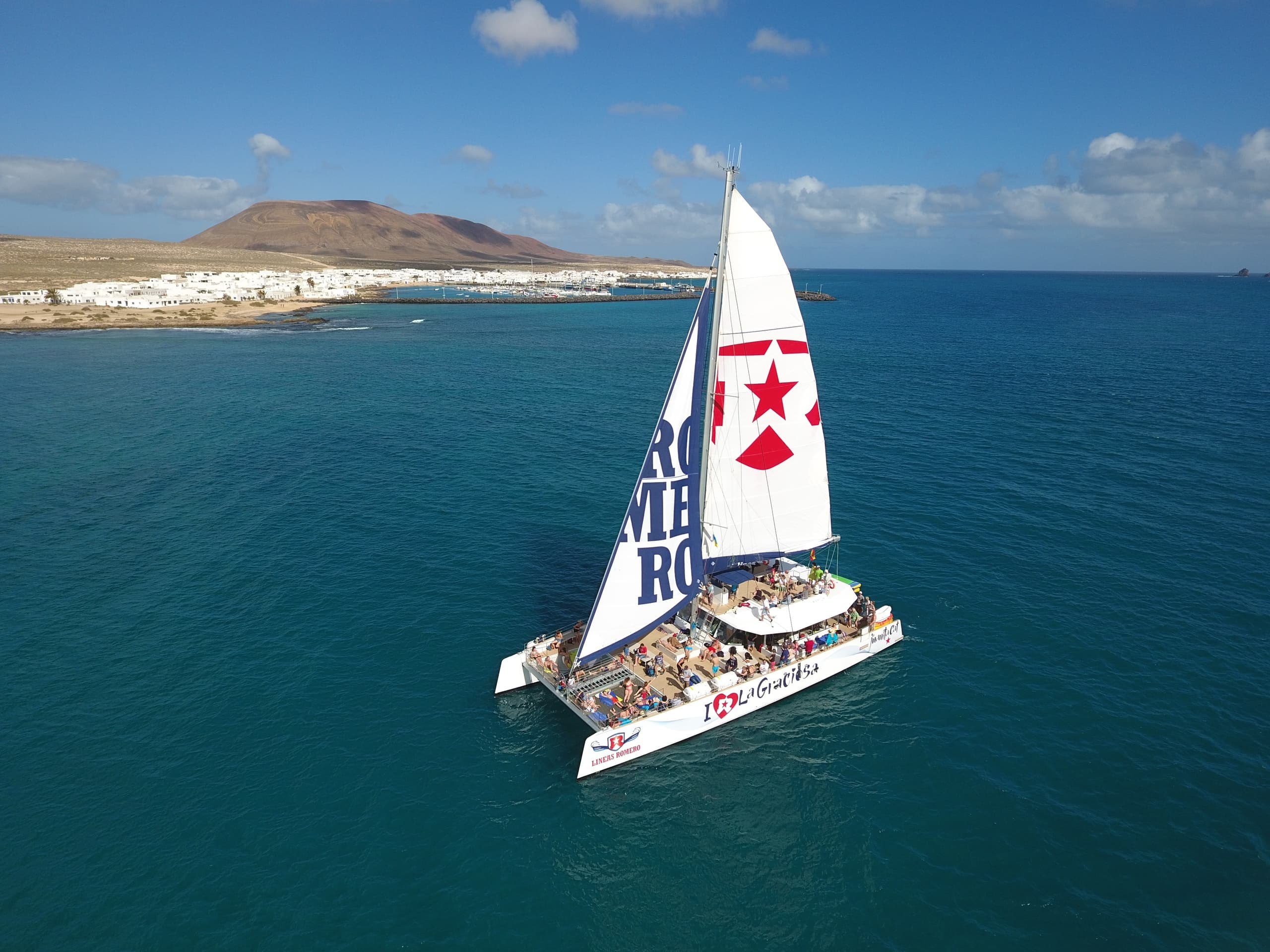 Navega a la Isla La Graciosa en catamarán  (desde Lanzarote)