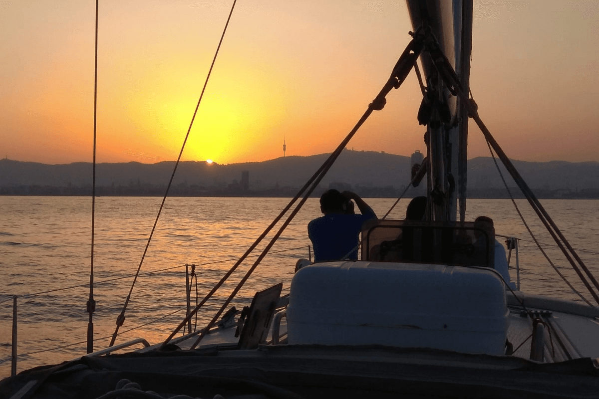 Excursión privada en velero de lujo en Barcelona