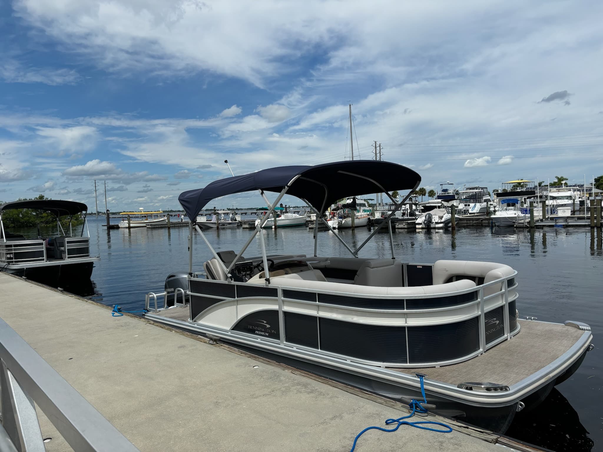20' Bennington Tritoon Rental (11 People)