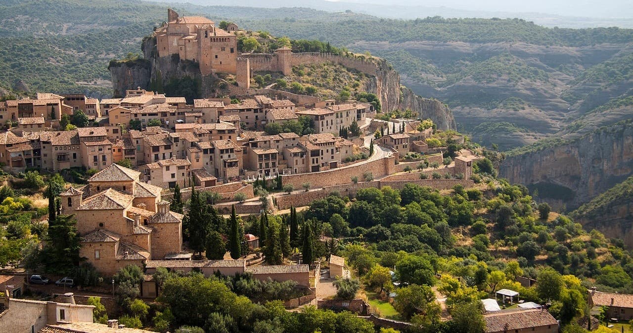 Excursión de día completo al vino Somontano y visita a Alquezar