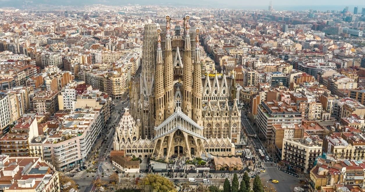 Private Gaudi's Modernist Legacy in Barcelona: Sagrada Família Walking Tour (HD)