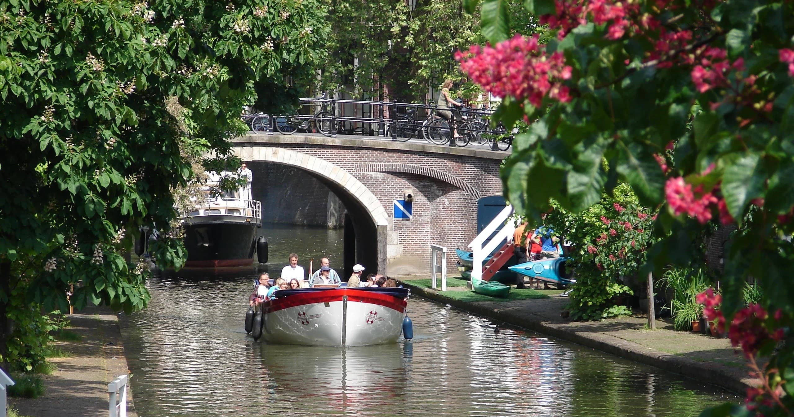 Rondvaart luxe open sloep door Utrecht