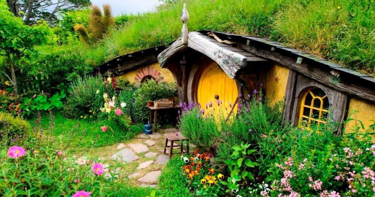 Auckland to Rotorua via Waitomo Caves and Hobbiton Movie Set One-Way Private Tour