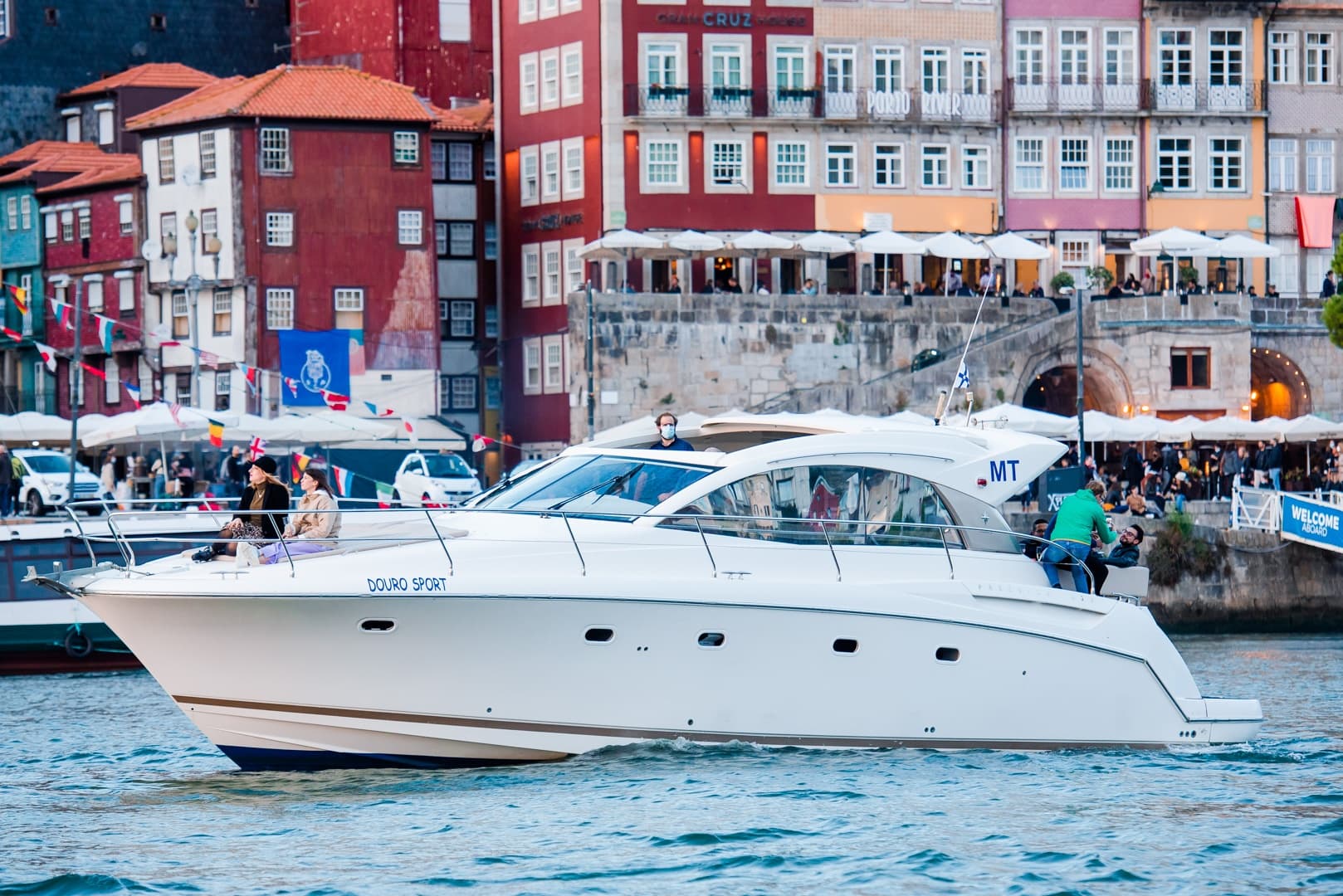 Passeio Privado em Iate - Porto e Douro - 3 Horas PRESTIGE 42S