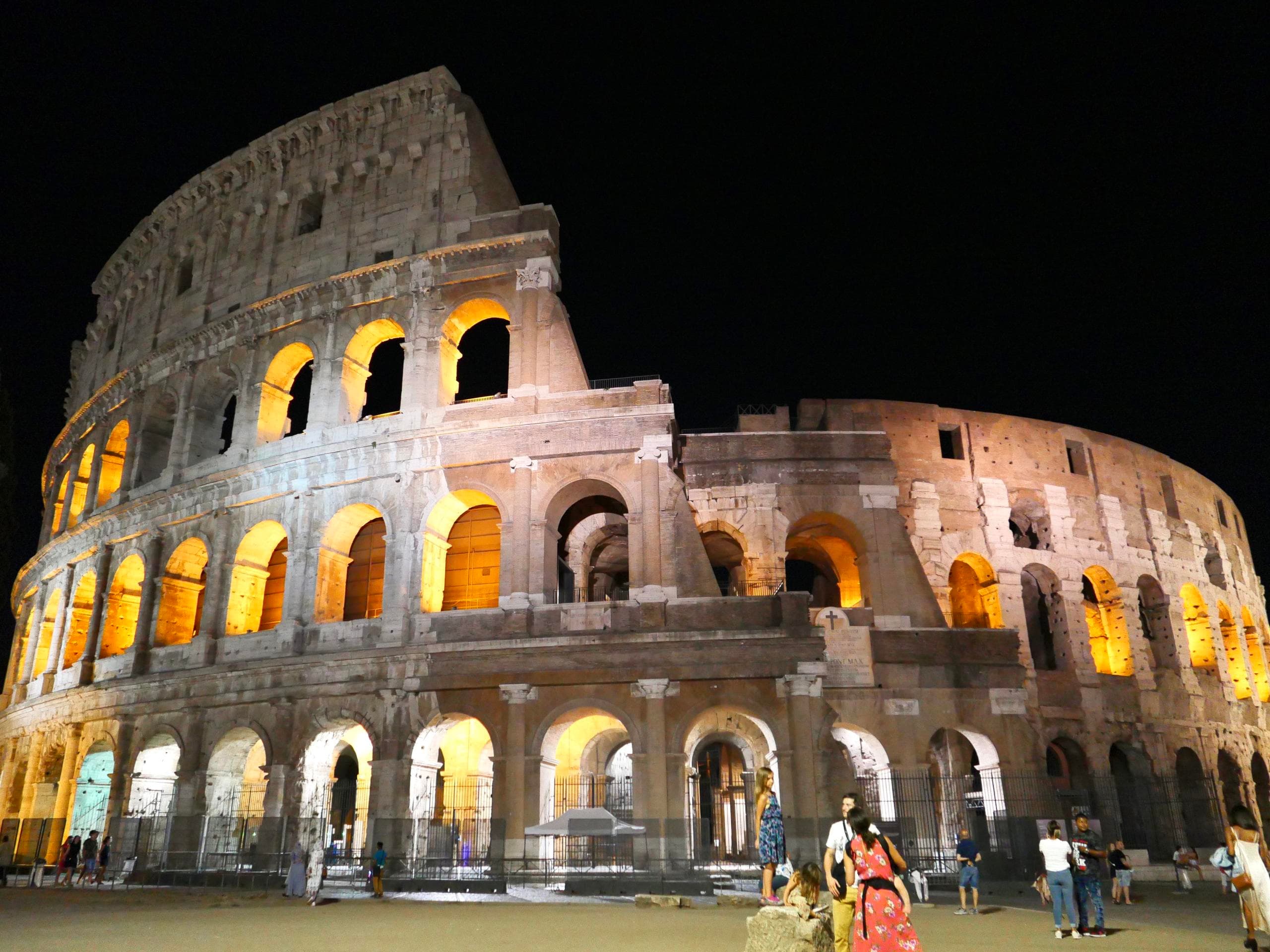 Private Tour außerhalb des Kolosseums und des Forum Romanums bei Abenddämmerung