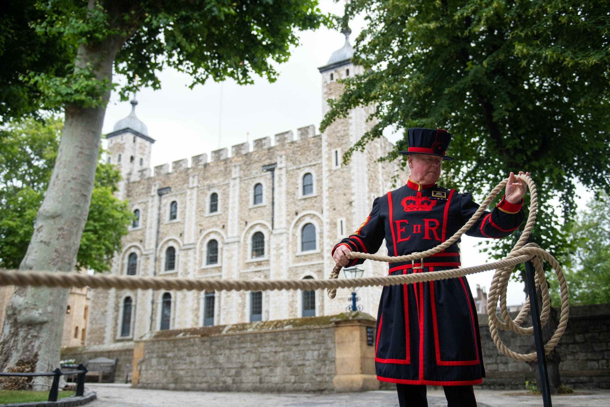 L: VIP Tower of London Highlights with Private Beefeater Experience & Crown Jewels