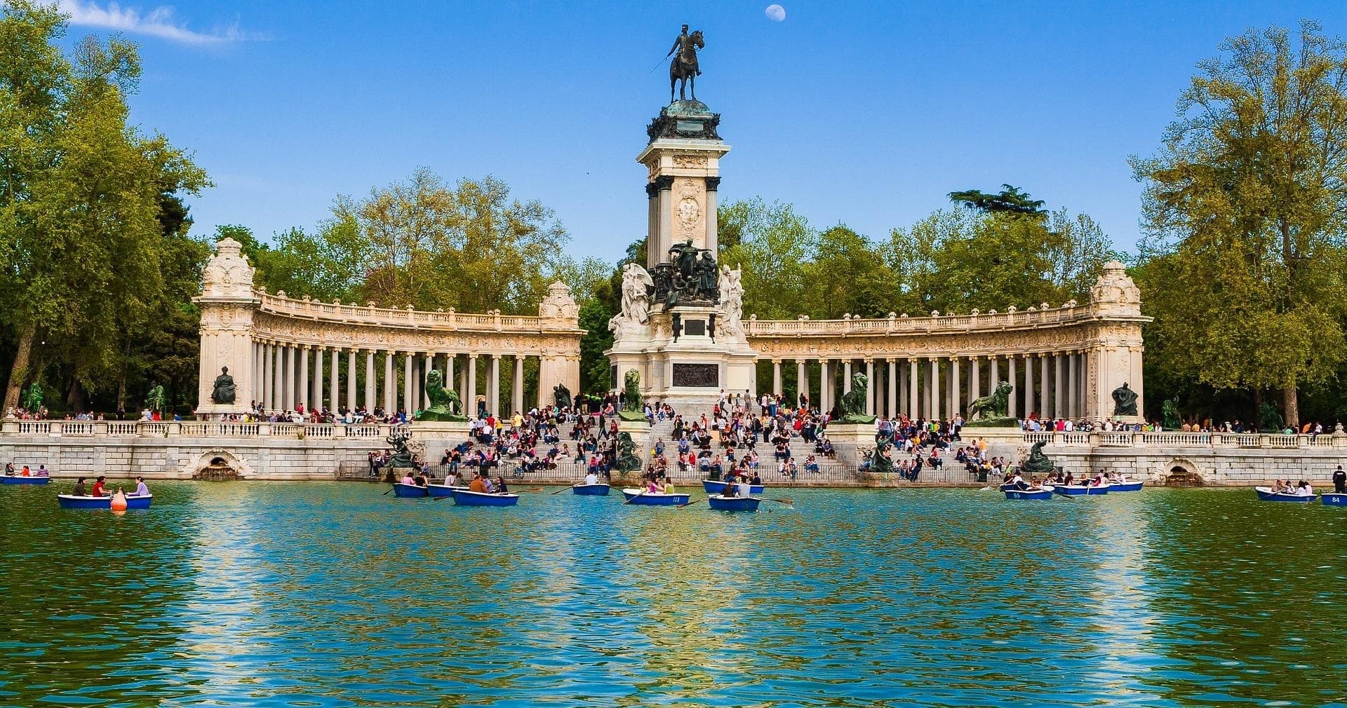 Guided walking tour in famous Retiro Park in Madrid