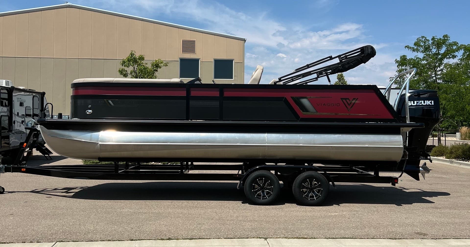 Tritoon Boat • Viaggio Diamante 23S (RED/BLK)