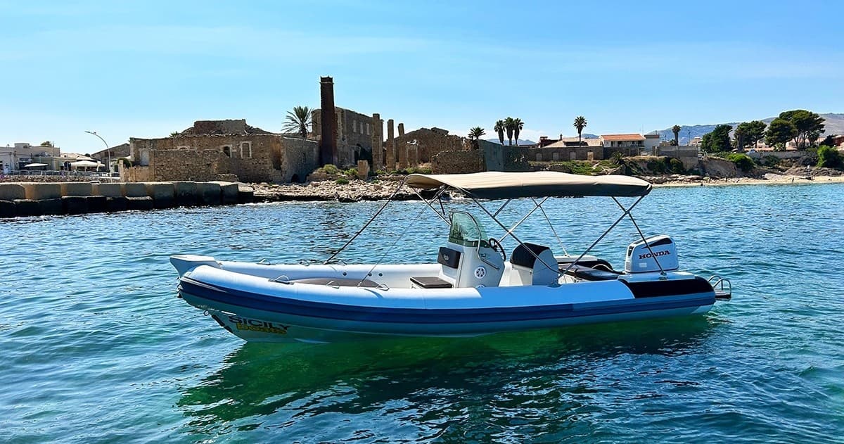 Noleggio con skipper Gommone 8 mt - 8 ore