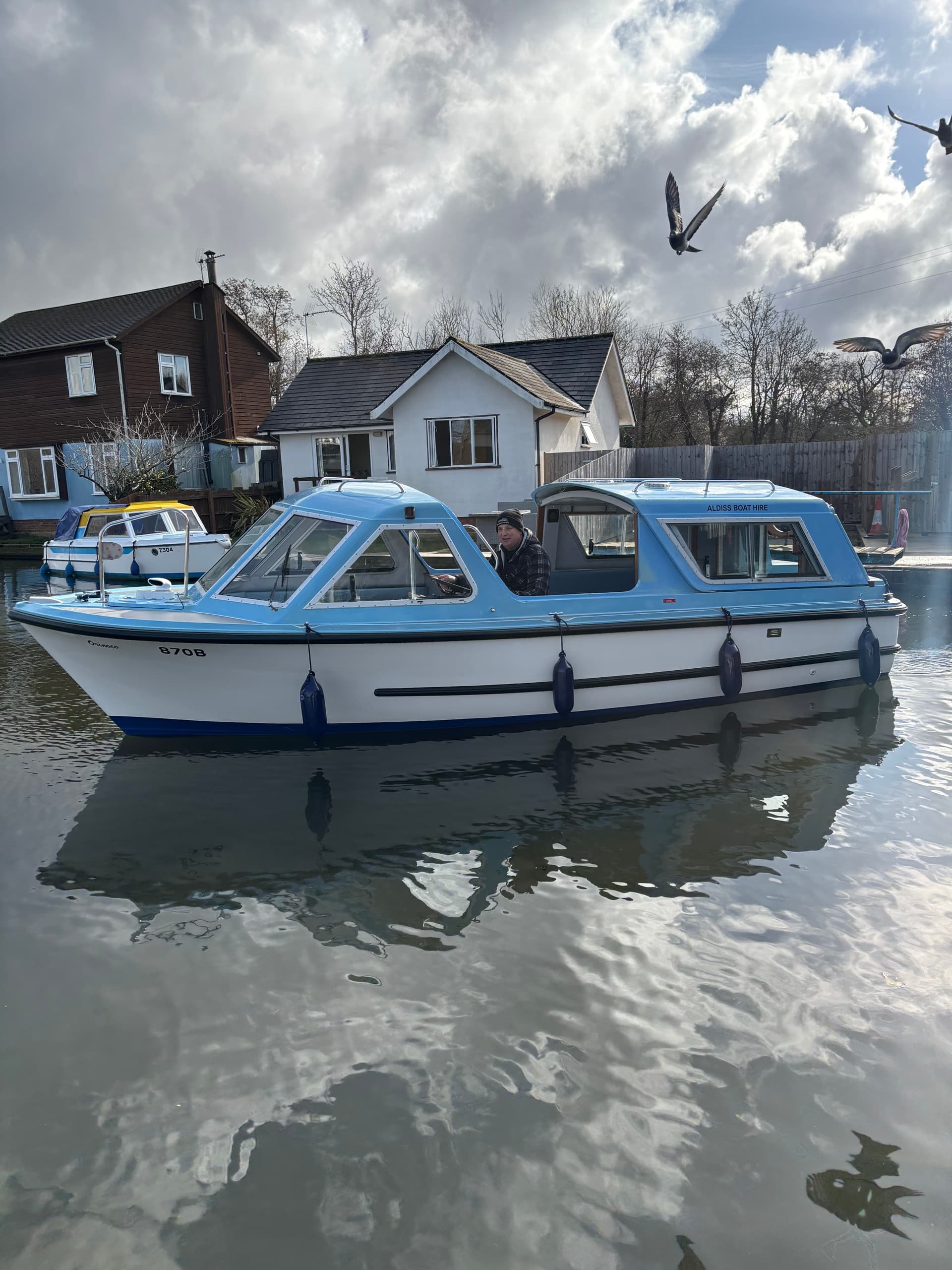 Self Drive Picnic Boat Hire - 9 Seater