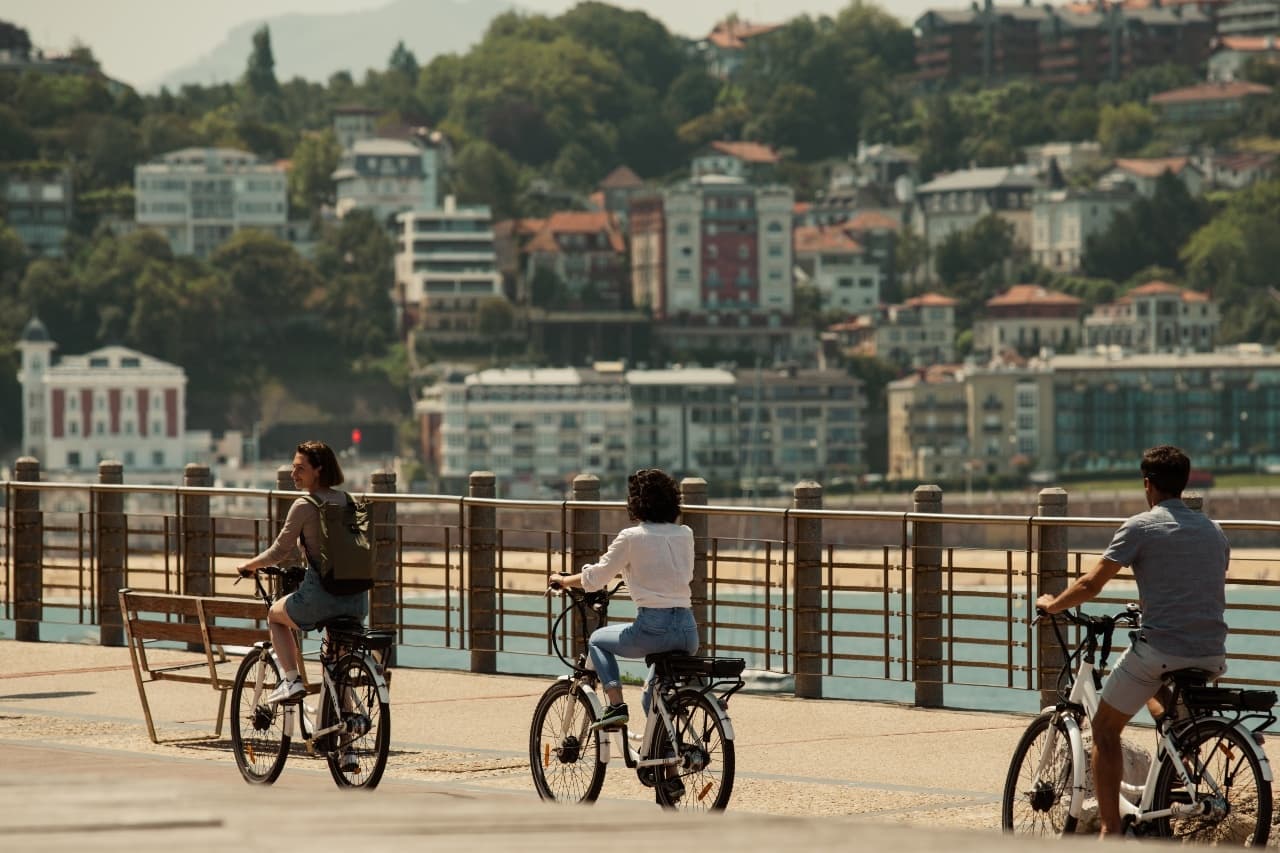 San Sebastian Sightseeing by Electric Bike and Pintxos