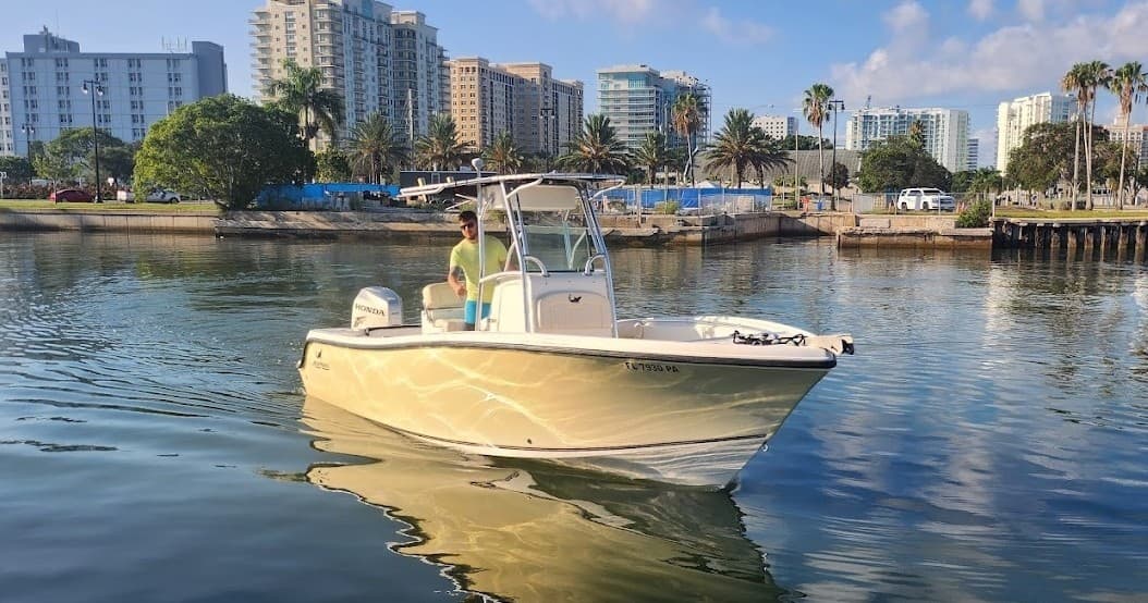 23.5' Mako Center Console - Fishing Ready!