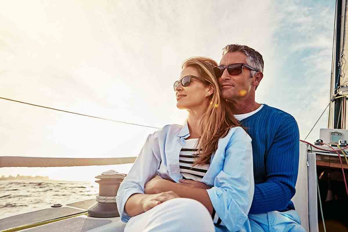 Paseo romántico en velero en Barcelona