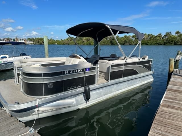 #35 22 ft New Black bennington seats 12