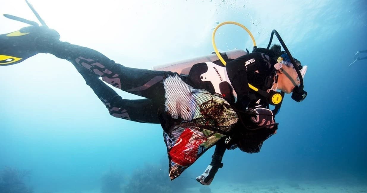 Specialty Dive against Debris
