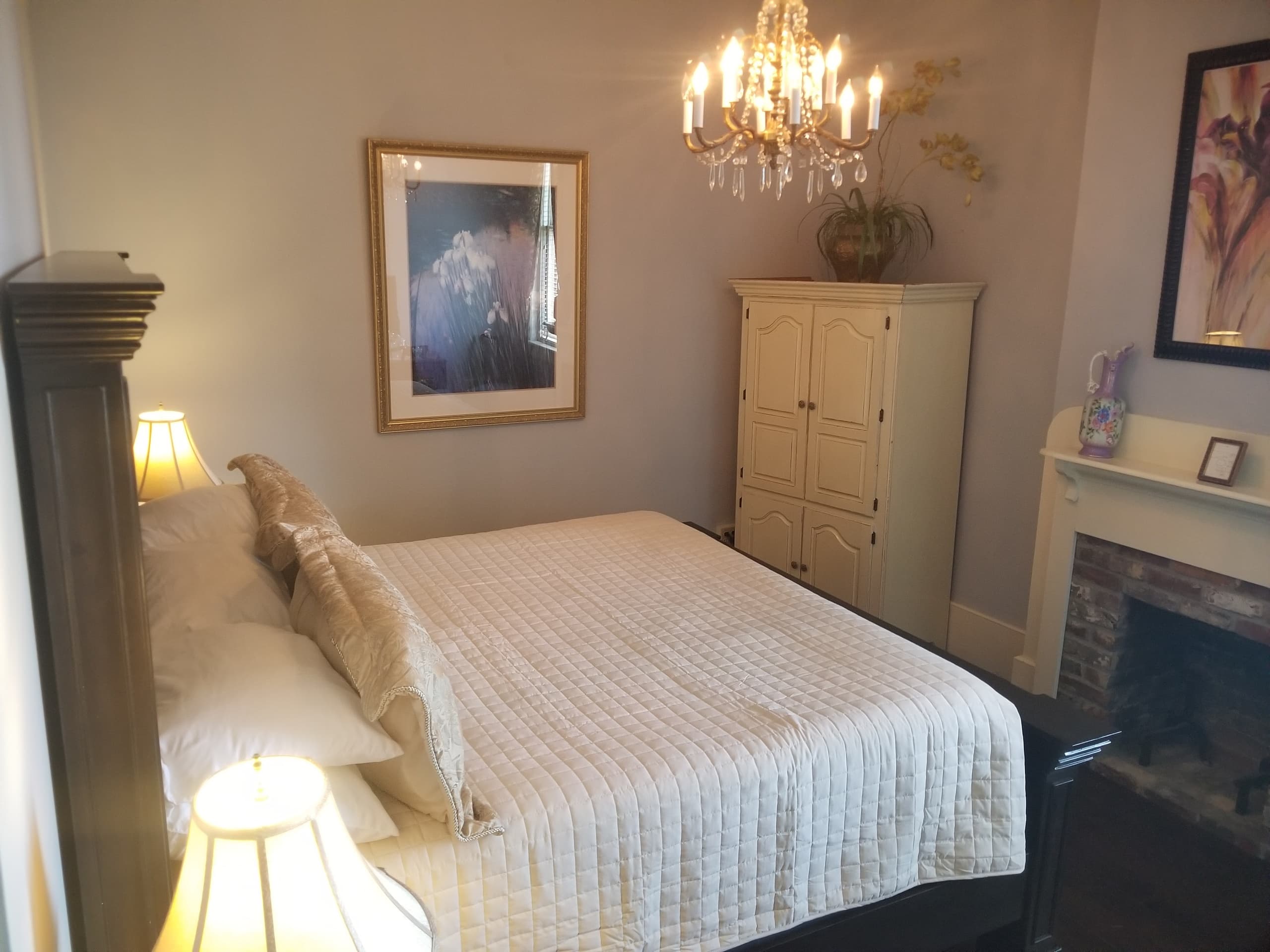 The Hiwassee River Room (Check In 3pm-9pm)