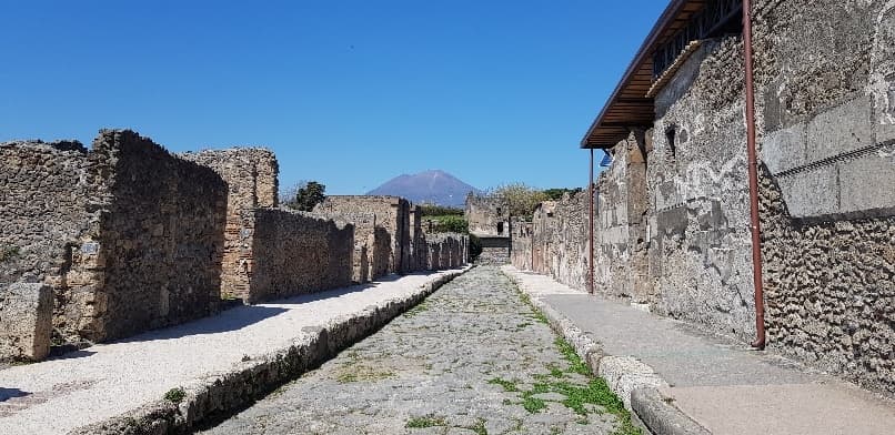From Rome: Day Trip to Pompeii with Live Guide