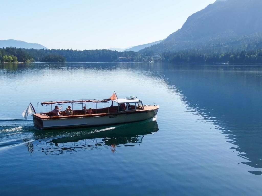 Überfahrt zur Haltestelle Seespitz mit dem historischen Ausflugsboot Reserl