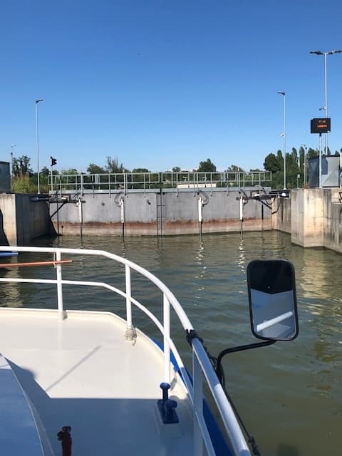 Dalla magia dei laghi all'ingegno di Leonardo: navigando tra acque e chiuse