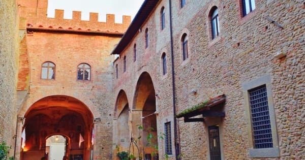 Tour al Castello in Vespa Elettrica