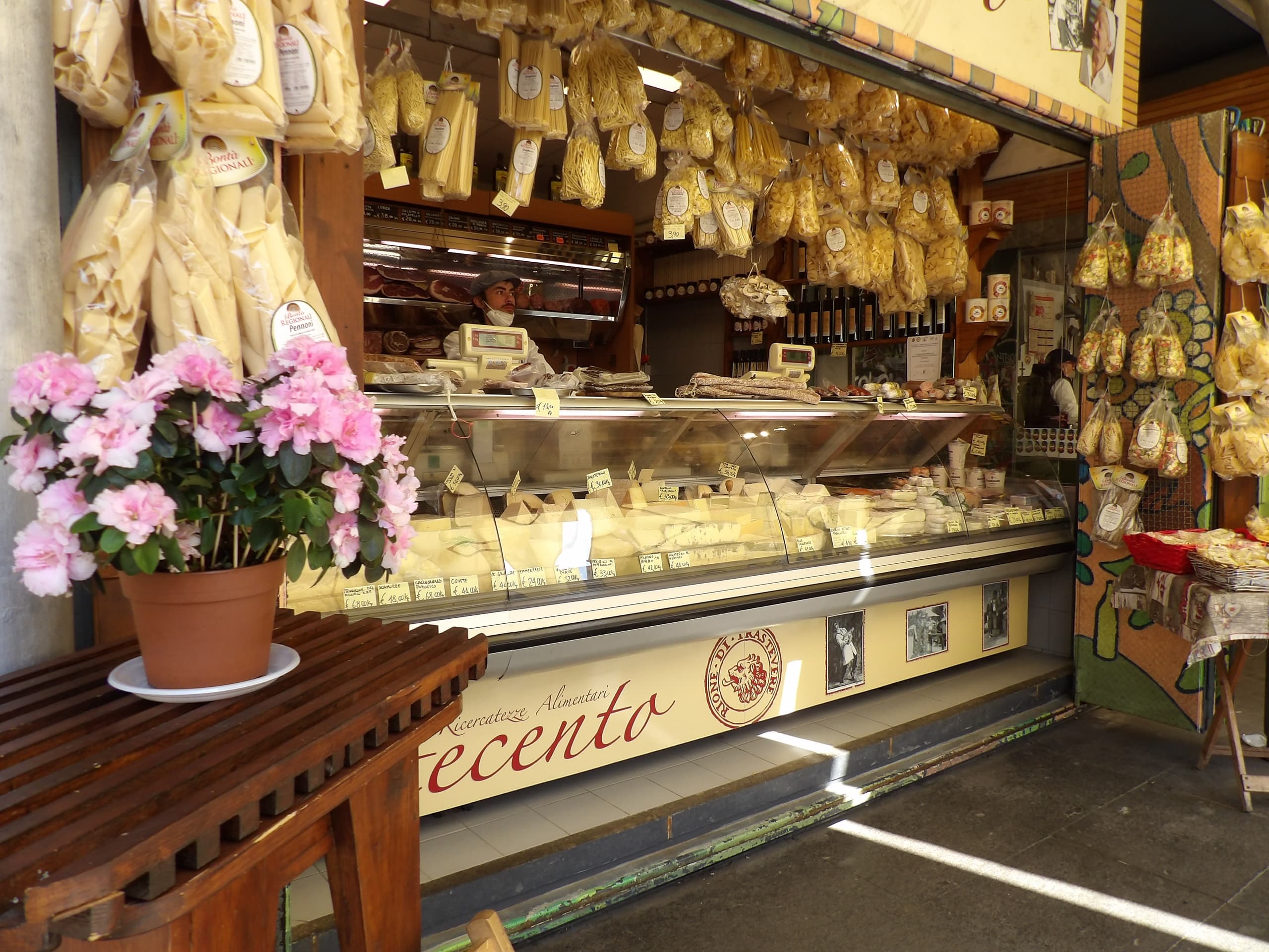 Walking Tour con Degustazione a Trastevere e Giro in Battello