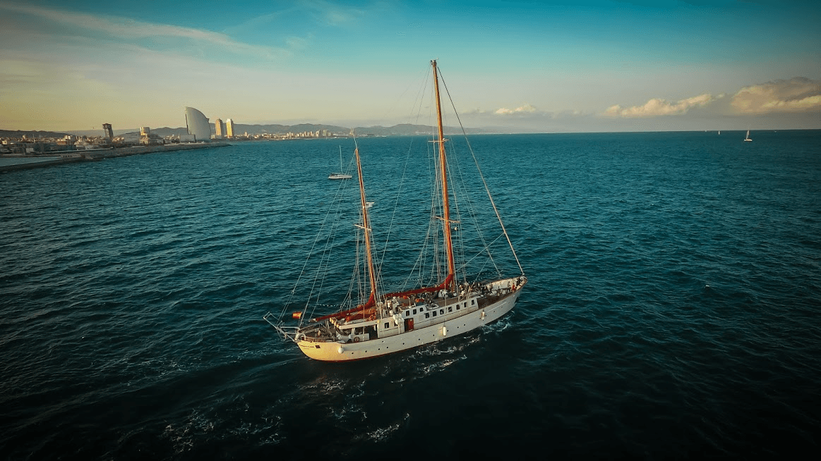 Puesta de sol por Barcelona en barco histórico