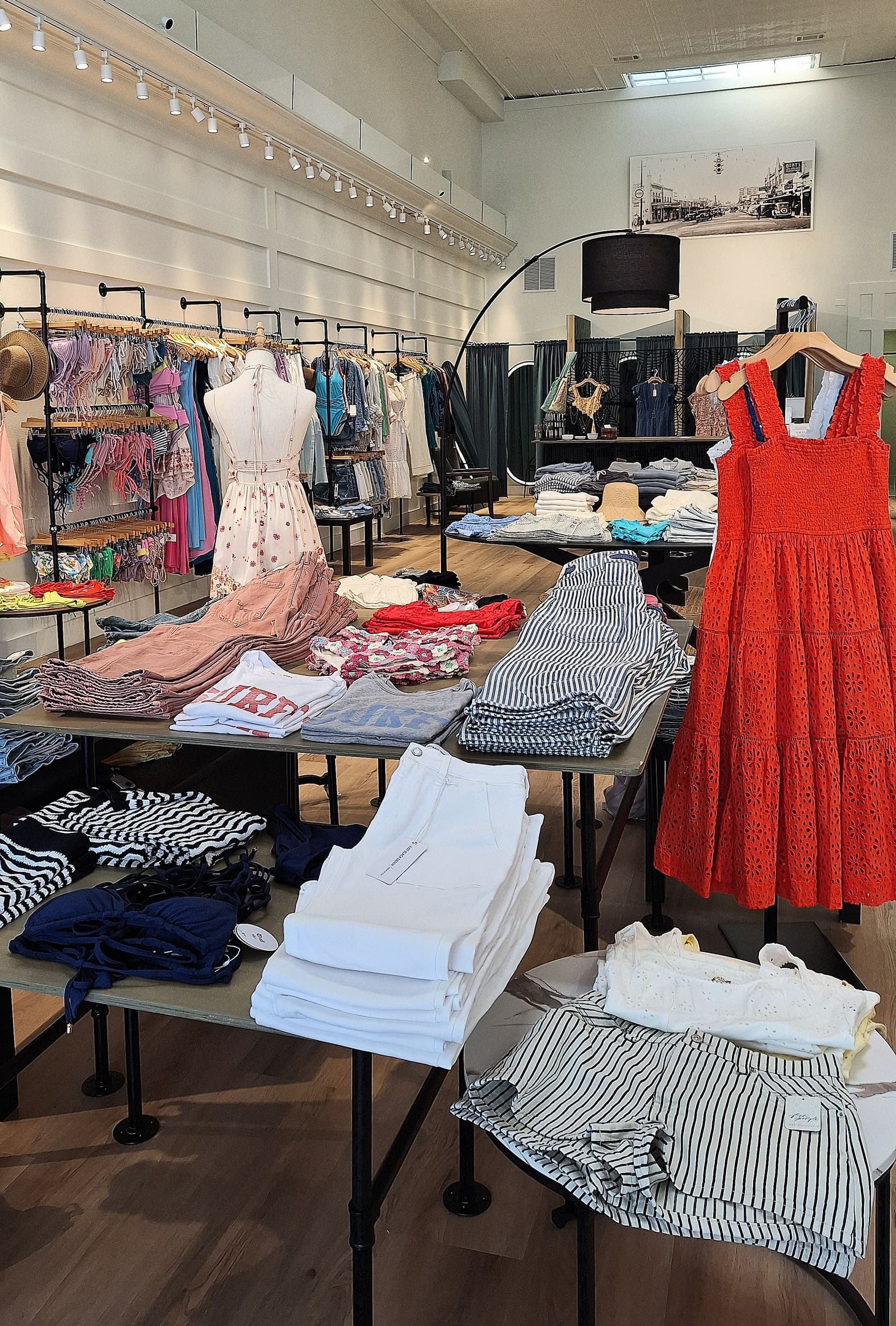Boutiques, Bubbles & Bites