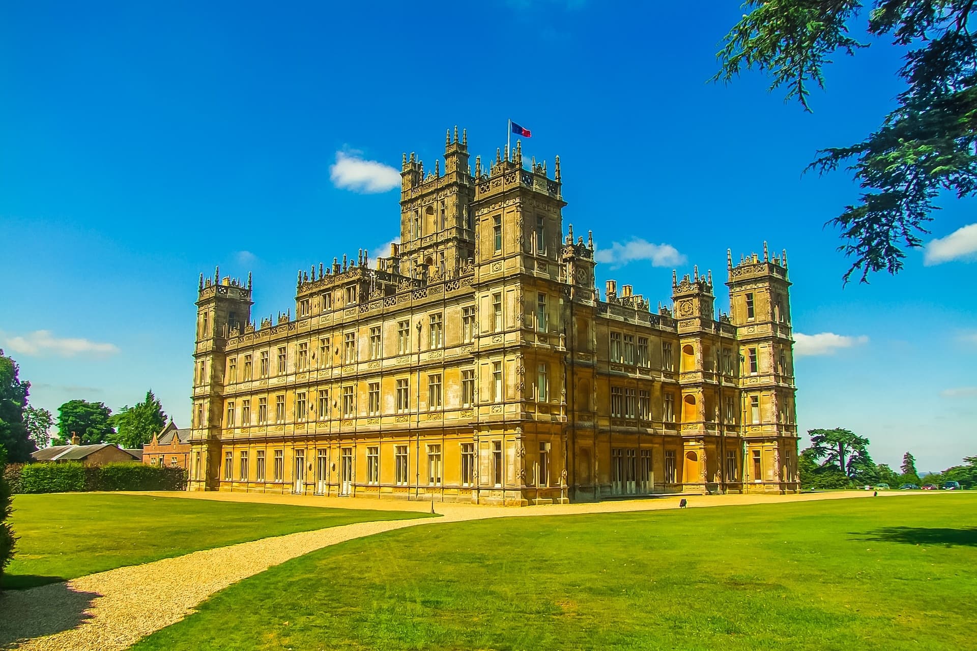 Private Downton Abbey tour, including Bampton, Cogges farm and Highclere Castle from London