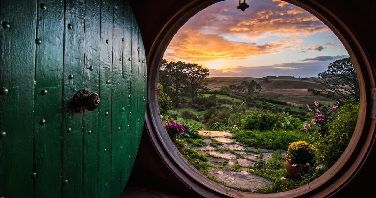 Rotorua to Auckland via Hobbiton Movie Set and Waitomo Caves One-Way Private Tour