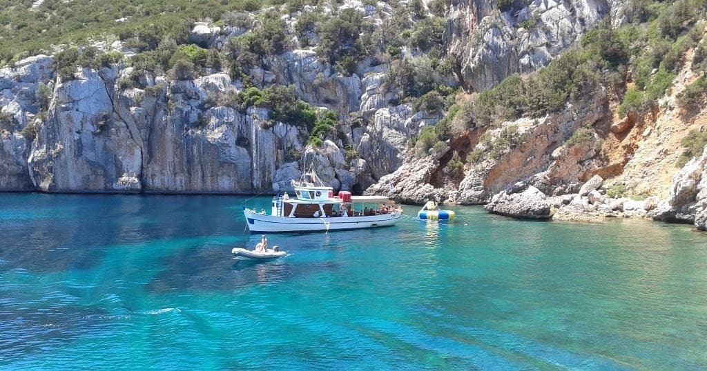 Gita in barca con pranzo a bordo nella Riviera del Corallo