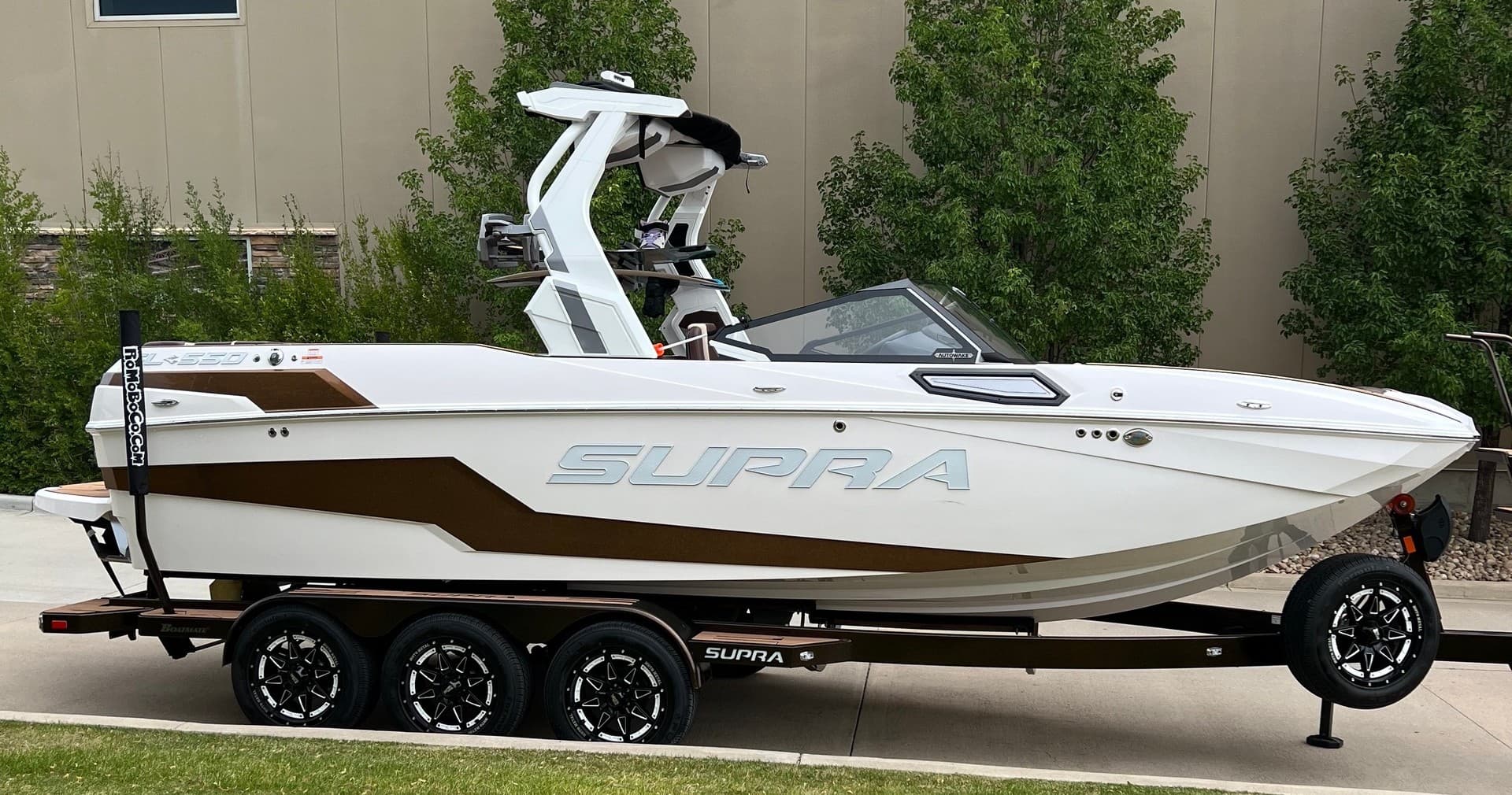 Surf Wake Boat • Supra SL 550 (WHT/GLD)