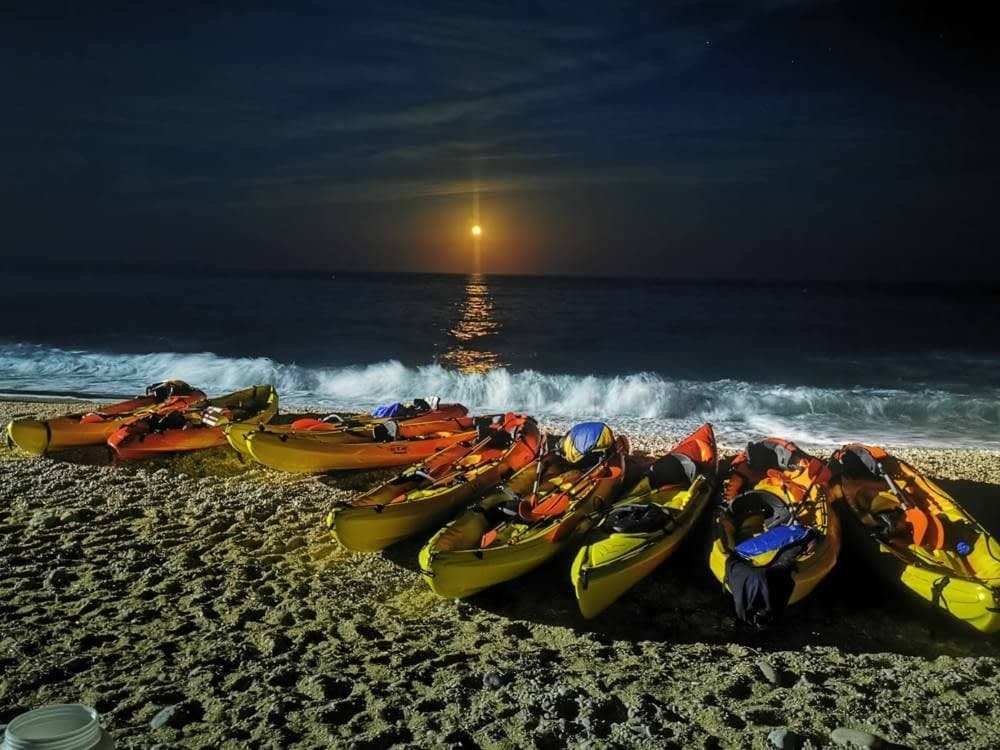 Kayak Bajo la Luz de la Luna