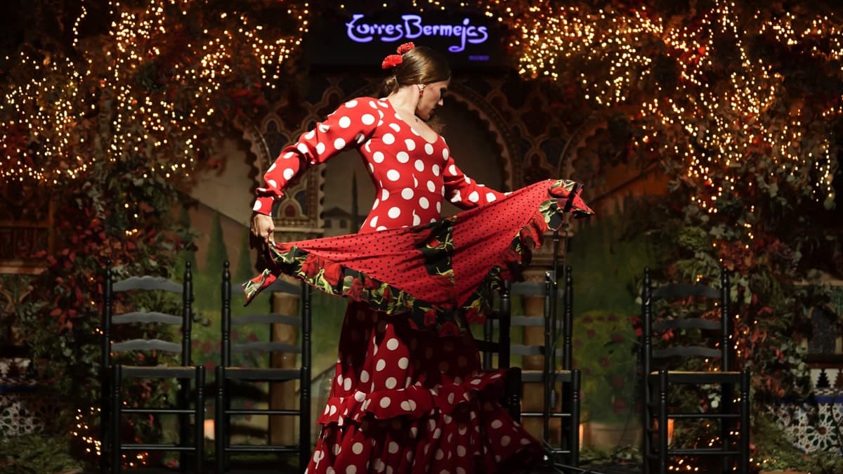 Royal Palace of Madrid Guided Tour and Flamenco Show with Tapas