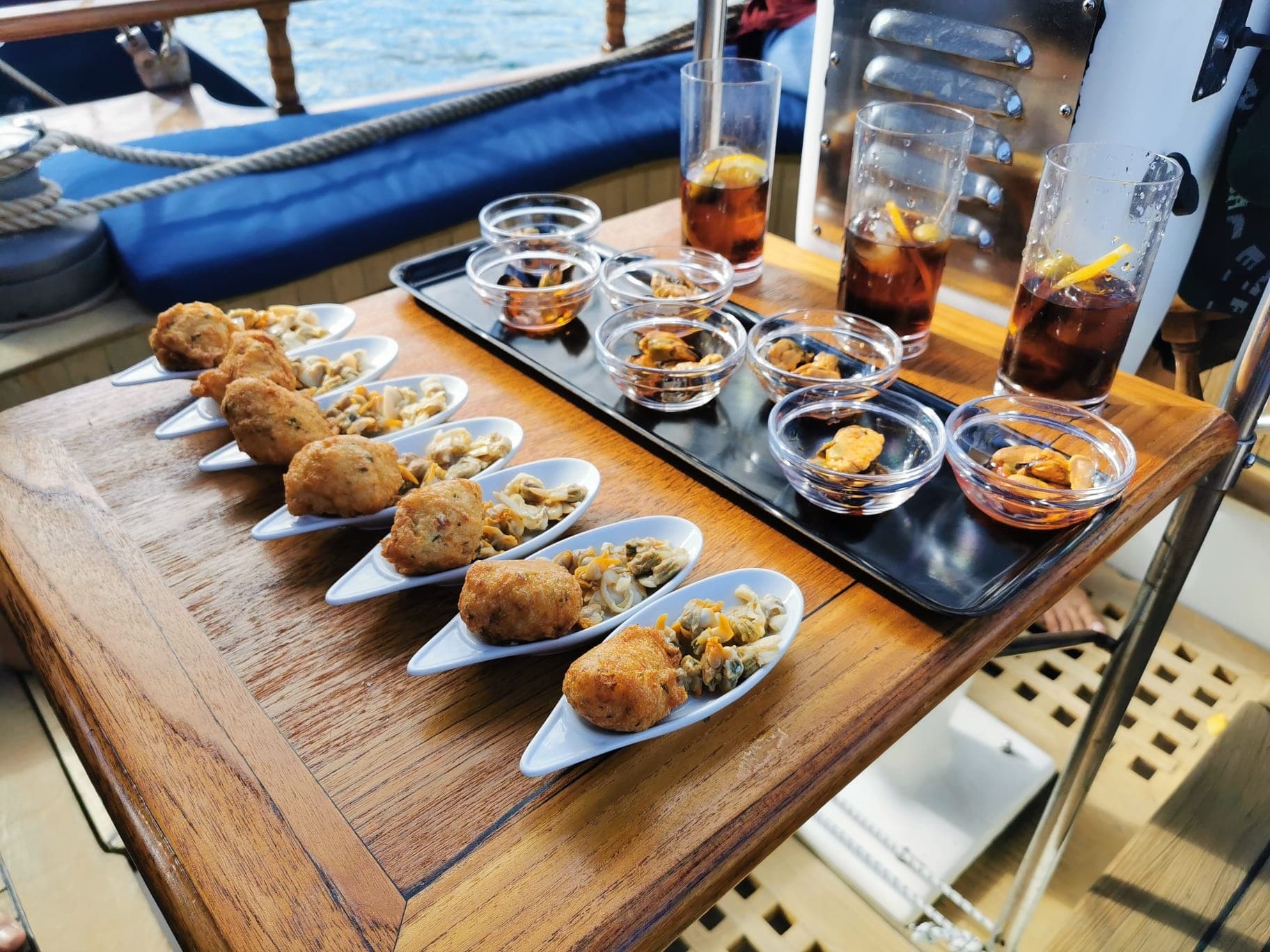 Paseo en velero en Barcelona & Vermut Experience