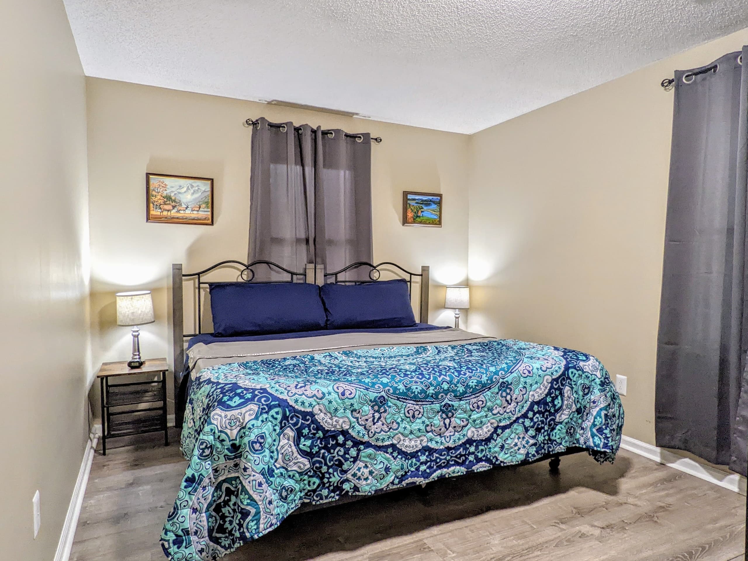 Private Queen Room • Around the Bend