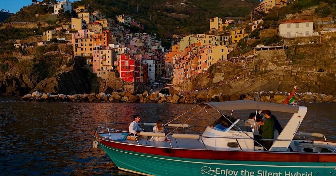 Tour in barca al tramonto alle Cinque Terre con aperitivo a bordo da Monterosso