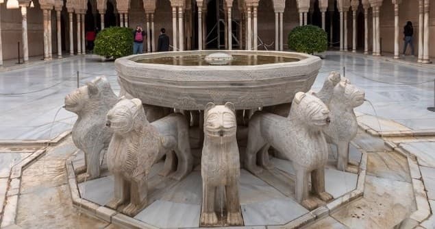 [FRANÇAIS. Groupe premium] Alhambra complète : Palais Nasrides, Alcazaba et Generalife. Billets inclus.