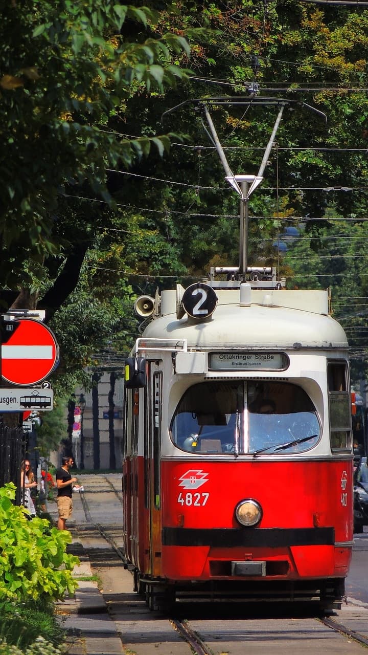 🚃 Oldtimer Tram Tour Vienna - Rent a Bim and explore Vienna in an unique way