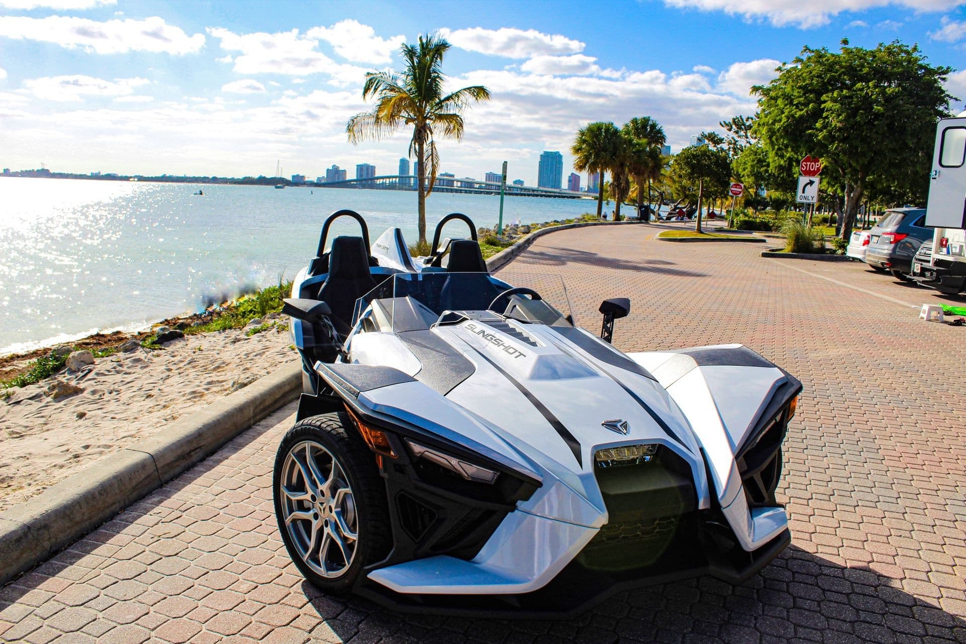 Slingshot 6 White/Black SL Model (Automatic)