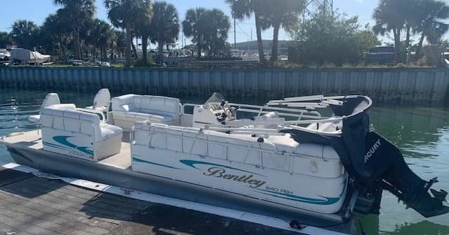 #28 24' Bentley Pontoon Boat 12 people  max