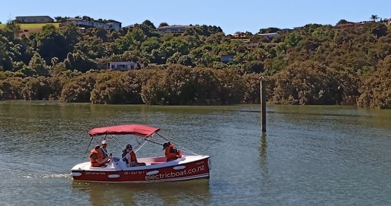 Akaroa - Easy for beginners to steer • Departing Waipapa Landing